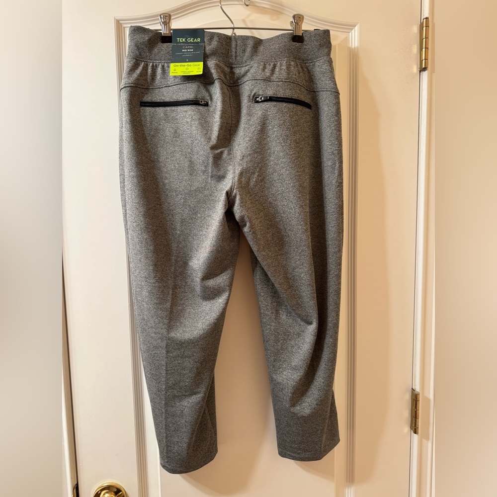 NWT Tek Gear Gray Capri Sweatpants Relaxed Fit Gray Size Small - Picture 2 of 7